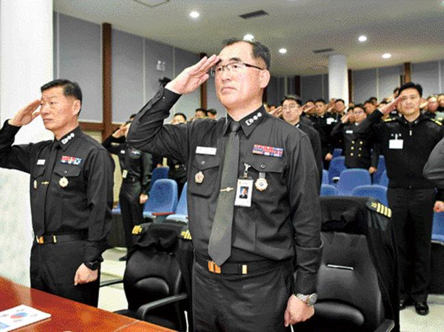 27일 해군교육사령부 정보통신학교에서 열린 ‘2019년 해군·해병대 정보통신병과 회의’ 개회식에서 조기하(대령·앞줄 맨 오른쪽) 해군 정보통신병과장을 비롯한 해군·해병대 정보통신병과원들이 국기에 대한 경례를 하고 있다.  부대 제공