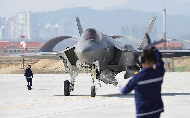 우리 공군 최초의 스텔스전투기인 F-35A가 지난달 29일 오후 공군 청주기지에 착륙한 뒤 통제에 따라 지상으로 이동하고 있다. 공군 제공