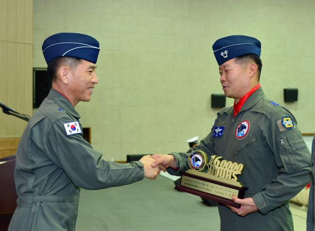 공군8전투비행단 강당에서 열린 237대대 16만 시간 무사고 비행안전 시상식에서 백경혁(중령·오른쪽) 237대대장이 박창규(준장) 8전비단장으로부터 공군참모총장 부대표창을 받고 있다.  사진 제공=전미화 중사