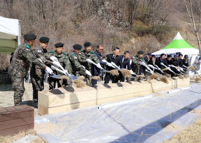 육군27사단이 경기도 가평군 화악산 쌈지공원에서 6·25전사자 유해 발굴 개토식을 거행하는 가운데 참석자들이 사업의 시작을 알리는 첫 삽을 뜨고 있다.  부대 제공