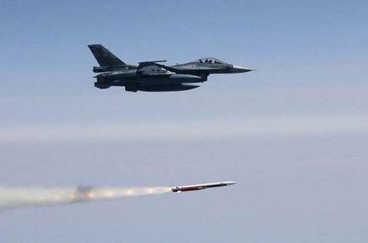 ASM-3 대함미사일을 발사하는 일본의 F-2 전투기.  출처=janes.ihs.com