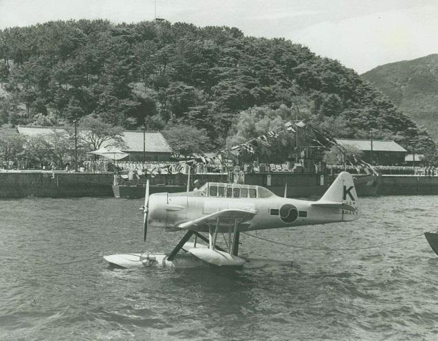 6·25전쟁 중이던 1951년 8월, 폭파 해체 직전의 미군 AT-6기를 인수해 제작한 해군 최초 항공기 ‘해취호’.  
