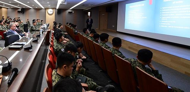 육군특수전사령부 민군관계관과 지휘관들이 세계 인도적 활동과 국제인도법에 관한 강연을 듣고 있다. 사진 = 부대 제공