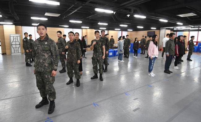 지난 18일 육군 창작 뮤지컬 ‘신흥무관학교’ 출연진들이 리허설을 통해 안무와 연기 호흡을 맞춰보고 있다.