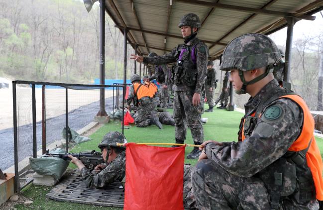 23일 강원도 화천 육군7사단 주둔지 내 사격장에서 동원예비군들이 현역 장병들의 안전통제 하에 개인화기 사격을 하고 있다.   양동욱 기자