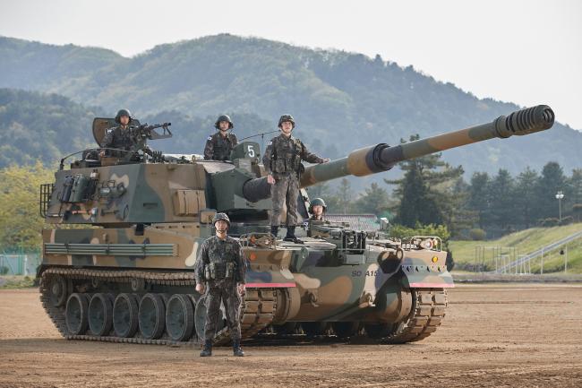 육군 수도기계화보병사단 포병대대 장병들이 자주포와 함께 하고 있다.   가평=조종원 기자
