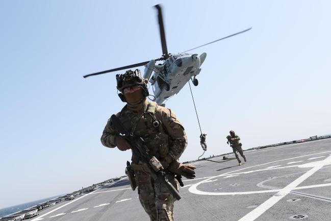 지난 2일 경남 통영시 욕지도 남방 해상에서 진행된 ADMM-Plus 해양안보분과 연합해상훈련에서 우리 해군특수전전단(UDT/SEAL) 대원들이 UH-60 헬기에서 패스트로프를 이용해 피랍 선박으로 설정된 천자봉함 비행갑판으로 강하하고 있다. 사진=한재호 기자