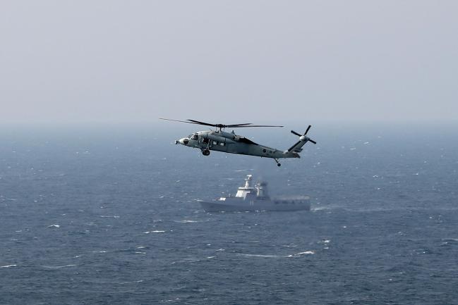 ADMM-Plus 해양안보분과 연합해상훈련에 참여하고 있는 우리 해군의 UH-60 헬기와 브루나이 해군의 다롯타콰( KDVDARUTTAQWA)함. 사진=한재호 기자