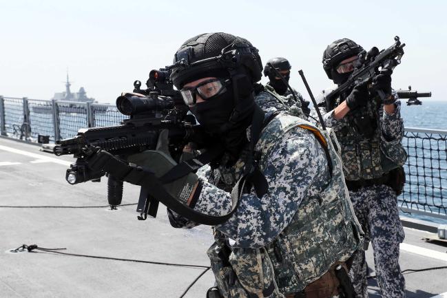 ADMM-Plus 해양안보분과 연합해상훈련에서 승선 검색을 위해 이동하는 싱가포르 해군 해양안보기동대대 대원. 사진=한재호 기자