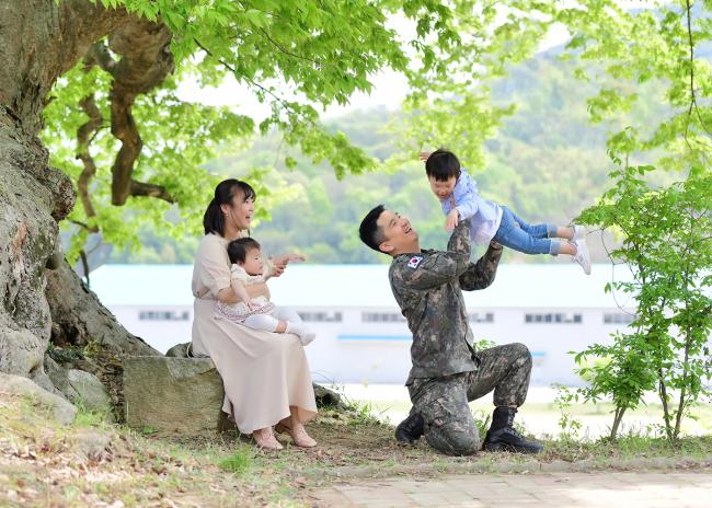 5월 가정의 달을 맞아 육군35사단은 군인 가족을 대상으로 가족사진을 찍었습니다. 사단 홍보위원인 김송호 사진작가의 재능기부로 이루어진 이번 사진 촬영은 군인 가족에게 소중한 추억과 선물이 됐습니다. 신록의 싱그러운 생명력과 맑고 순결한 아름다움이 오늘 함께한 군인 가족에게 사랑과 행복으로 다가왔습니다. 700년 넘게 살아온 이곳 당산나무처럼 우리 아이들도 건강하게 자라주길 소망합니다.    사진 제공=김송호 사진작가