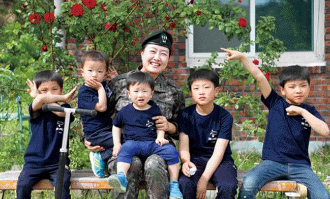 지난 8일 육군50사단 다둥이 엄마 정은혜 대위가 본지와 인터뷰 후 모경(5), 건(3), 찬(2), 은(9), 휼(7) 다섯 아들(왼쪽부터)과 함께 사진촬영을 하고 있다.