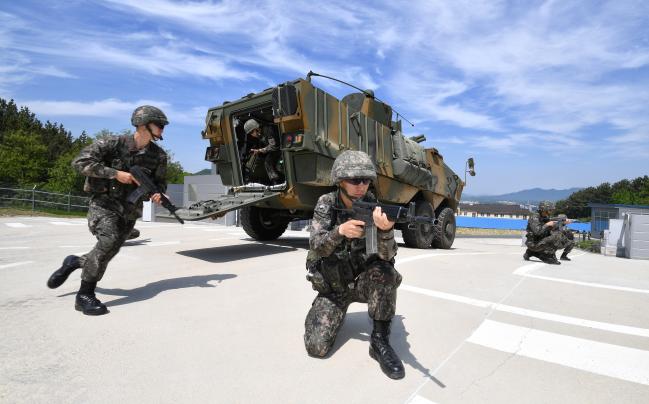 육군37사단 화랑연대 기동중대 장병들이 지난 10일 부대 예비군훈련장 시가지 교장 일대에서 K806 차륜형 장갑차를 활용한 불시 기동타격대 운용 및 수색정찰 훈련을 하고 있다   조용학 기자