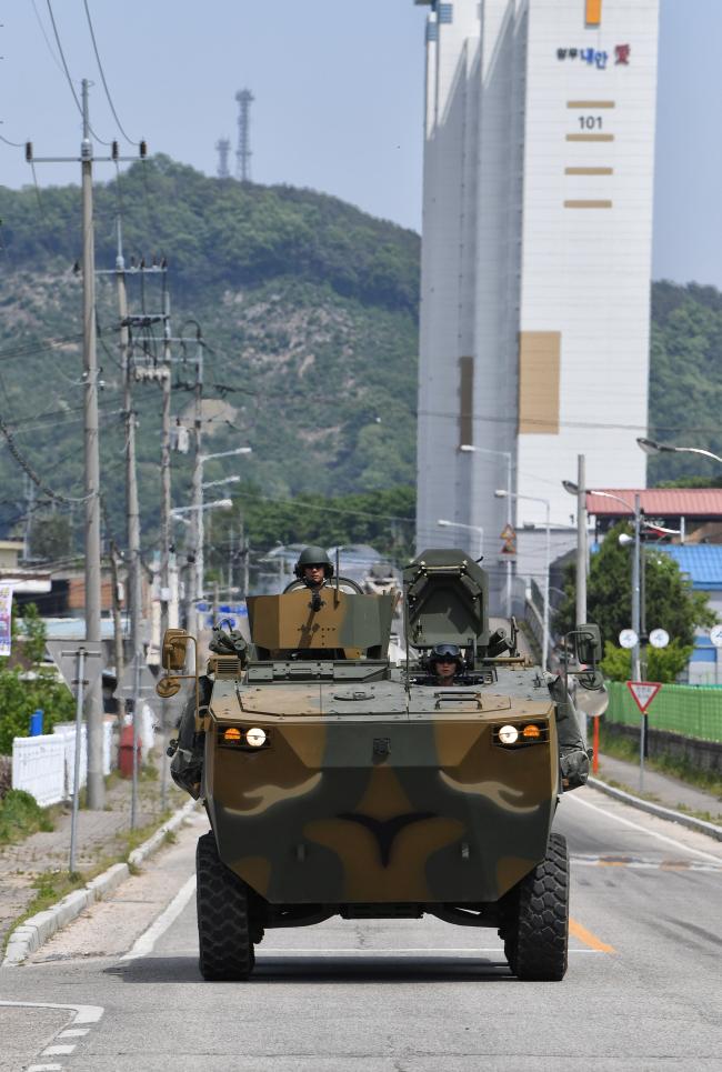 육군37사단 화랑연대 기동중대 K806 차륜형 장갑차가 지난 10일 불시 기동타격대 운용 및 수색정찰훈련을 위해 일반 포장도로를 기동하고 있다. 조용학 기자 