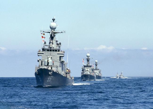 우리 해군 최초의 대형 전투함 1번함인 울산함이 해상기동훈련에서 기동하고 있다.  