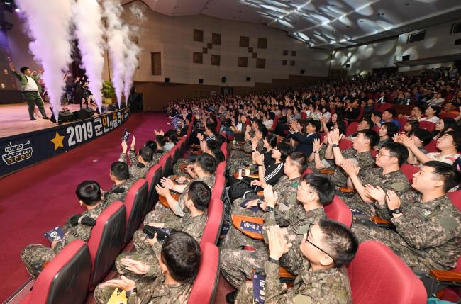 지난 16일 충남 계룡시 계룡대에서 개최된 ‘2019 군인의 품격’ 첫 공연에서 장병들이 공연을 관람하고 있다.  국방부 제공