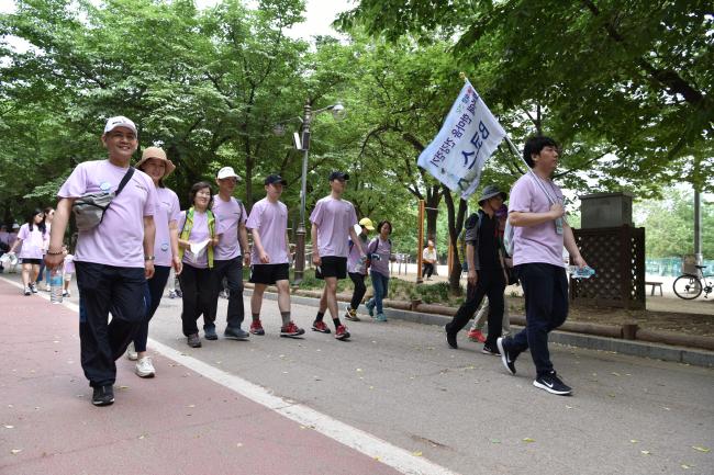 지난 18일 서울 보라매공원에서 진행된 ‘보라매 한마음 건강걷기 대회’에 공군항공안전단 장병들이 참가해 밝은 표정으로 걷고 있다.  부대 제공