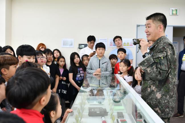 22일 공군19전투비행단에서 열린 안보견학 프로그램에서 제천 화당초등학교 학생들이 항공 장구를 견학하고 있다.
  사진 제공=황인용 병장