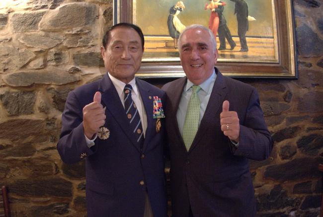 김진호(왼쪽) 대한민국재향군인회장이 추모의 벽 건립을 추진하는 한국전참전기념공원재단(KWVMF) 회장 존 틸럴리 전 한미연합군사령관과 기념사진을 찍고 있다.       향군 제공