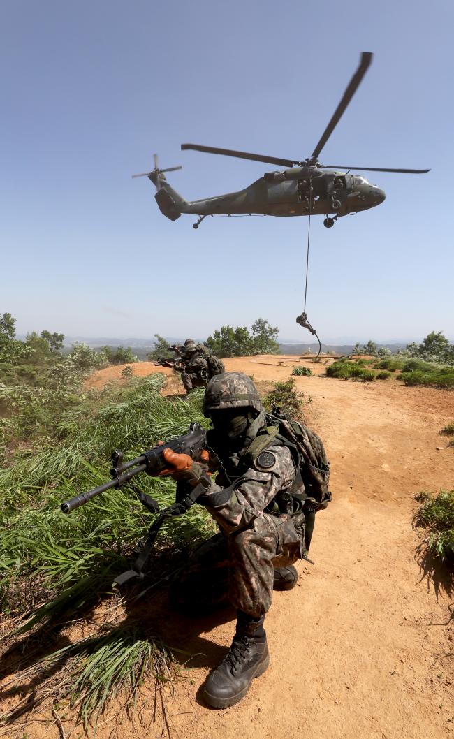 육군203특공여단 백호대대 장병들이 29일 세종특별자치시 성재산 일대에서 UH-60헬기를 이용해 급속헬기로프 하강훈련을 하고 있다.  세종=양동욱 기자