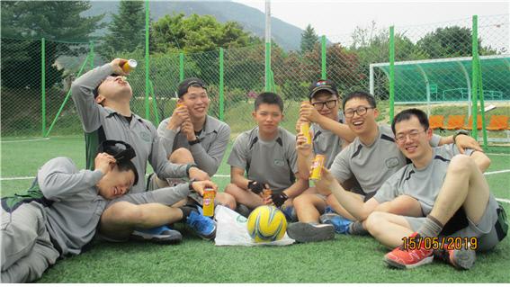 육군6사단 공병대대에 새로운 명소가 생겼습니다. 부드러운 인조 잔디가 깔린 풋살장이 문을 연 덕분에 먼지 날리는 연병장 대신 잔디 위에서 풋살을 즐기게 된 겁니다. 4개 중대가 순서를 정해 풋살장을 이용하는데 병사들은 풋살 하는 날을 손꼽아 기다리며 열심히 임무를 수행합니다. 소대단결 활동으로 음료수 내기 풋살 경기를 한 뒤 음료수를 나눠 마시며 스트레스를 풀고 전우애를 다지는 지원소대원들의 얼굴에 시원한 웃음이 가득합니다. 

사진 제공=김동민 상병