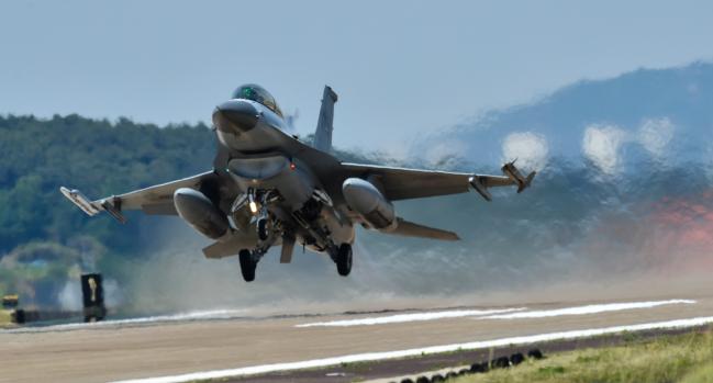 원인철 공군참모총장이 탑승한 KF-16 전투기가 지난달 31일 공군20전투비행단 활주로를 이륙하고 있다. 공군은 이번 원 총장 지휘비행을 시작으로 KF-16 전투기의 비행을 재개했다.  공군 제공