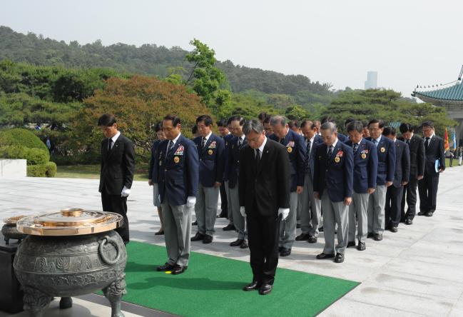 대한민국재향군인회가 64회 현충일을 하루 앞둔 5일 국립서울현충원을 방문, 순국선열의 숭고한 정신을 기렸다. 김진호 향군회장을 비롯한 회장단과 임원 등 50여 명은 이날 현충원 내 현충탑에서 분향과 헌화를 하면서 나라를 위해 희생한 순국선열과 호국영령의 명복을 빌었다.김 회장은 방명록에 “호국영령의 얼을 받아 대한민국의 평화와 안정을 위해 최선의 노력을 경주하겠습니다”라고 적었다. 이어 “선배님들의 숭고한 희생이 오늘날 ‘번영 대한민국’을 만든 토대가 됐다”며 “향군은 이 사실을 결코 잊지 않을 것”이라고 말했다. 맹수열 기자 