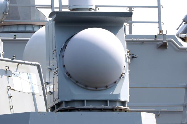 세종대왕급 이지스 구축함에는 국산 전자전 시스템 소나타(SONATA)를 탑재해 적의 미사일을 교란할 수 있다.