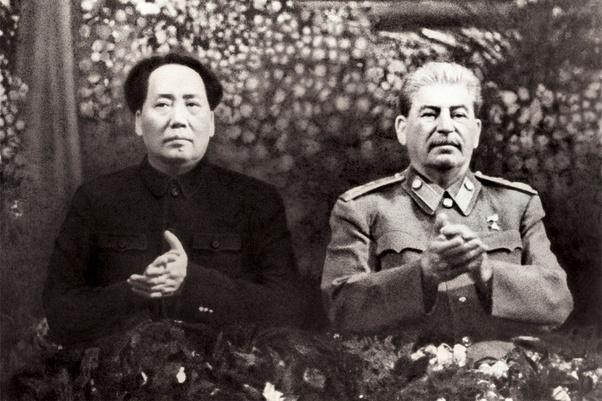 1949년 12월 21일 스탈린(오른쪽)의 70회 생일에 초대돼 처음 모스크바를 방문한 마오쩌둥. 선즈화 교수는 저서 『마오, 스탈린과 6·25전쟁: 1950년대 공산권 국가 삼각관계』를 통해 6·25전쟁에서 최소 비용으로 최대 실익을 거둔 나라는 소련이었다고 주장한다.  필자 제공