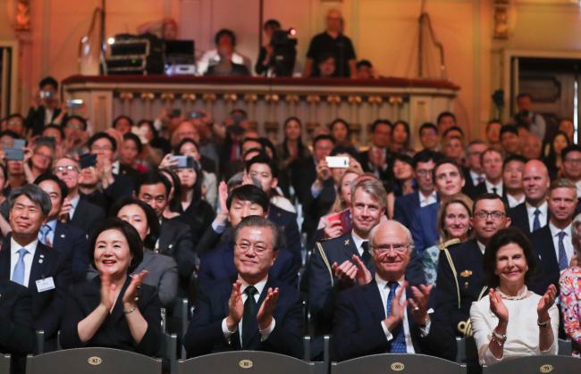 스웨덴을 국빈방문한 문재인 대통령과 김정숙 여사가 카를 구스타프 16세 국왕 내외와 15일 오후(현지시간) 스톡홀름 콘서트홀 뮤지칼리스카에서 열린 양국 수교 60주년 콘서트를 관람하고 있다.  연합뉴스