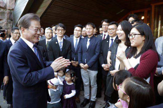 문재인 대통령이 지난 10일 오후(현지시간) 핀란드 오타니에미 혁신단지 내 알토대학교에서 한국인 유학생들과 연구원들을 격려하고 있다.  연합뉴스