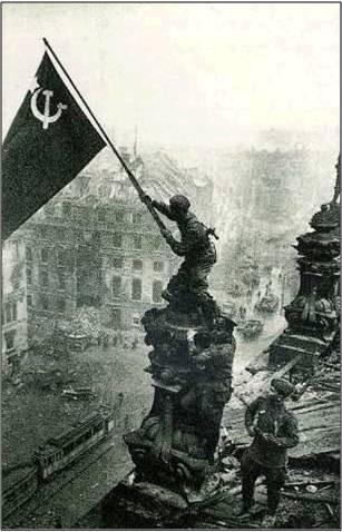 베를린을 점령한 후 시청사 위에 선 소련군.