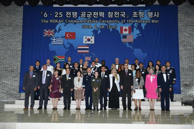 ‘6·25전쟁 공군전력 참전국 초청행사’에서 원인철(앞줄 왼쪽 여섯째) 공군참모총장을 비롯해 참전용사 감사편지를 낭독한 캠벨 에이시아 (앞줄 왼쪽 일곱째) 학생 등 공군 및 참전국 관계자들이 기념사진을 찍고 있다.  공군 제공 