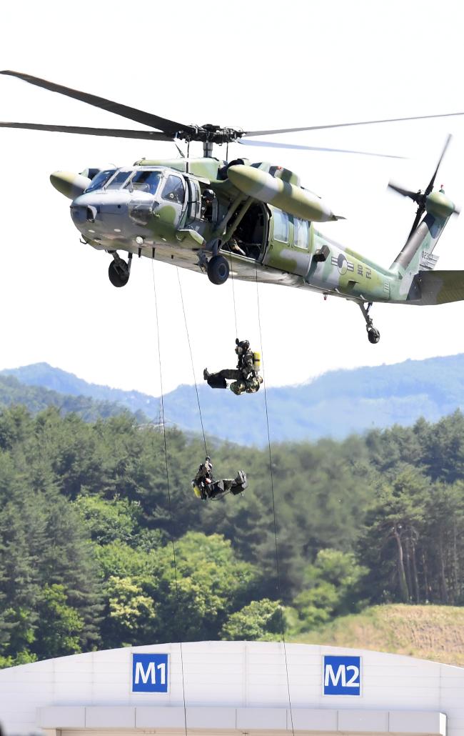 지난달 28일 강원도 강릉차량기지에서 실시된 을지태극연습에 참가한 육군특수전사령부 장병들이 환자를 구조하기 위해 고속열차 탈선사고 를 가정한 현장으로 진입하고 있다.    강릉=조용학 기자