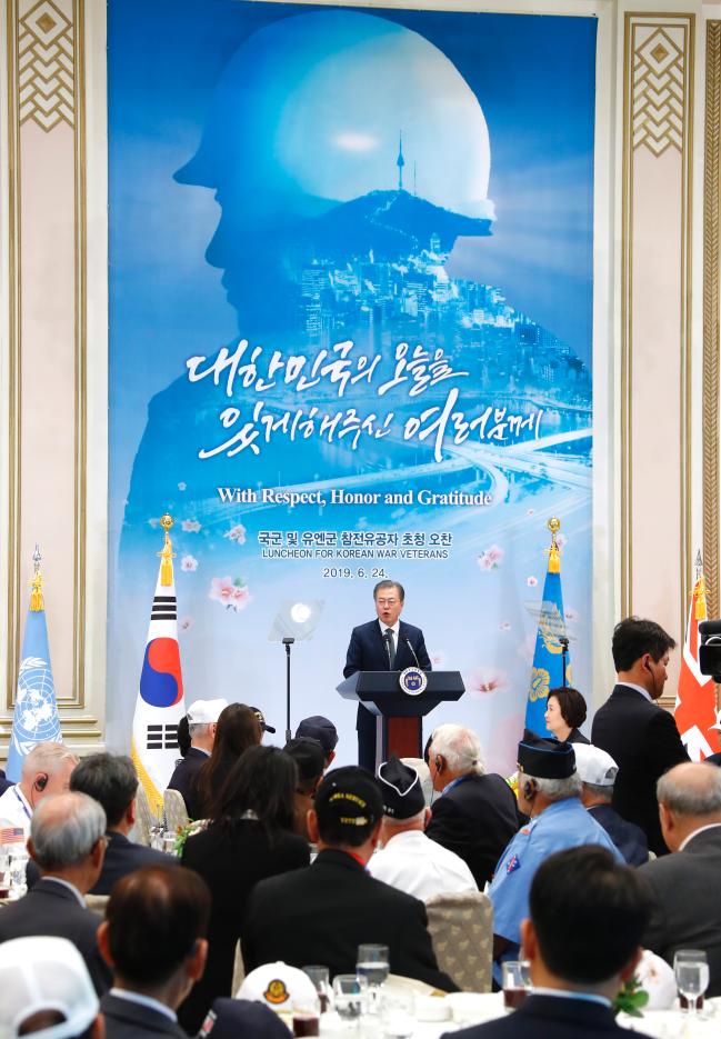 문재인 대통령이 24일 청와대 영빈관에서 열린 국군 및 유엔군 참전유공자 초청 오찬에서 “참전용사는 대한민국의 자부심”임을 강조하고 있다.    연합뉴스