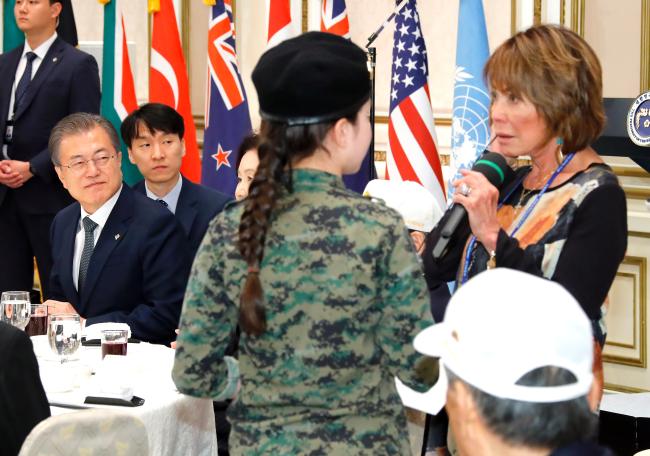 24일 청와대 영빈관에서 열린 국군 및 유엔군 참전유공자 초청 오찬에 참석한 6·25 전쟁영웅 고(故) 김영옥 대령의 조카 다이앤 맥매스(오른쪽) 씨가 삼촌에 대해 설명하고 있다.         연합뉴스