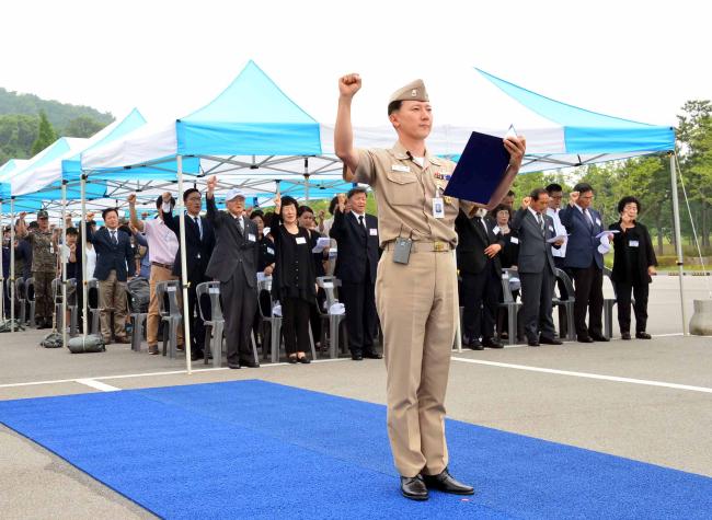 지난달 29일 해군2함대사령부 서해수호관 광장에서 거행된 제2연평해전 17주년 기념식에서 유가족, 참전장병, 내빈을 비롯한 함대 장병들이 서해 NLL 수호의지를 다짐하기 위해 결의문을 낭독하고 있다.  사진 제공=구민수 하사