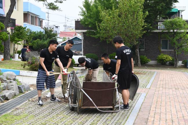 국방과학연구소 과학기술전문사관들이 1일 아동복지시설에서 환경정화 활동을 하고 있다.   ADD 제공