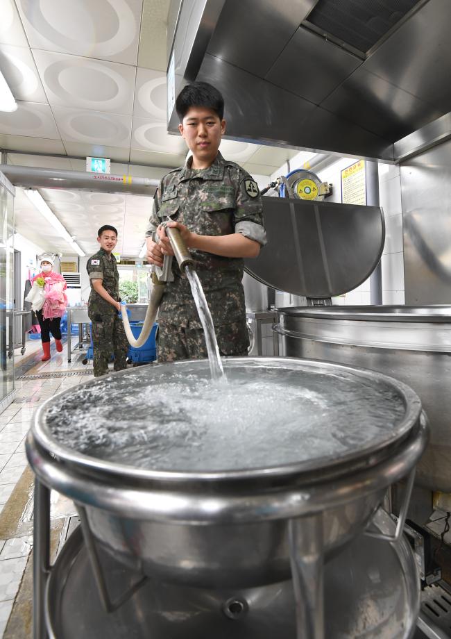 붉은 수돗물 사태로 인해 인천 지역 학교들이 급식에 어려움을 겪고 있는 가운데 육군52사단 장병들이 3일 인천시 서구의 한 중학교 급식실을 찾아 급수지원을 하고 있다. 조용학 기자    