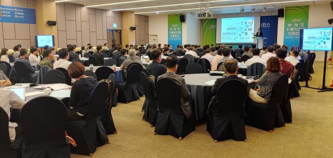 3일 국방컨벤션에서 열린  지·해·공 자율시스템 컨퍼런스에서 국방과학연구소 박용운 박사가 무인·로봇 역할과 발전방향에 대해 발표하고 있다. 
