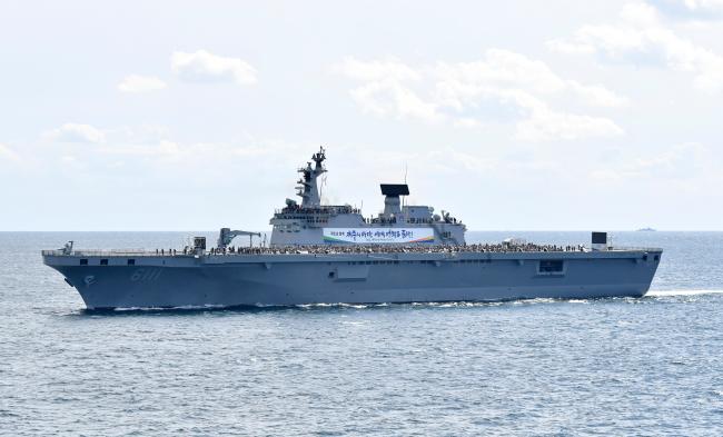 지난해 열린 대한민국 해군 국제관함식에서 독도함이 국민 시승함 임무를 수행하고 있다.