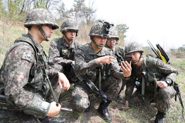 육군수도기계화보병사단 정보대대 지상정찰중대 장병들이 휴대전화에 탑재된 야전교범을 확인하며 훈련하고 있다.
  국방일보 DB