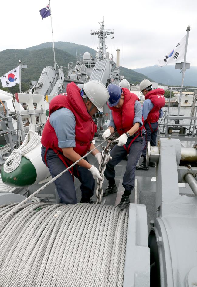 고창함 장병들이 기계식 소해구를 전개하기 위해 사전준비를 하고 있다.