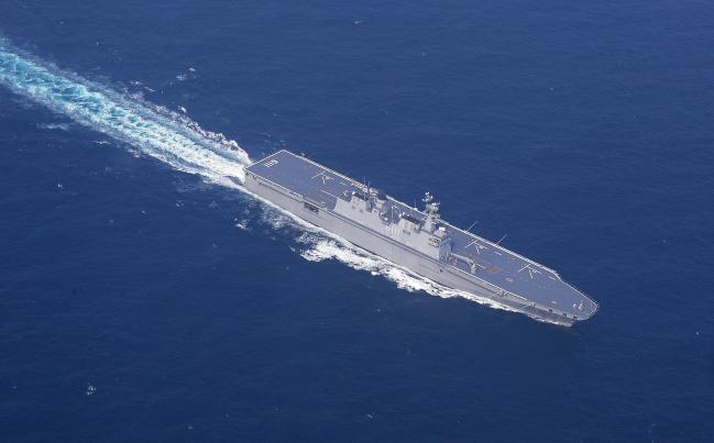 해군5성분전단 대형수송함 독도함(LPH)의 해상 기동 모습. 

 국방일보DB