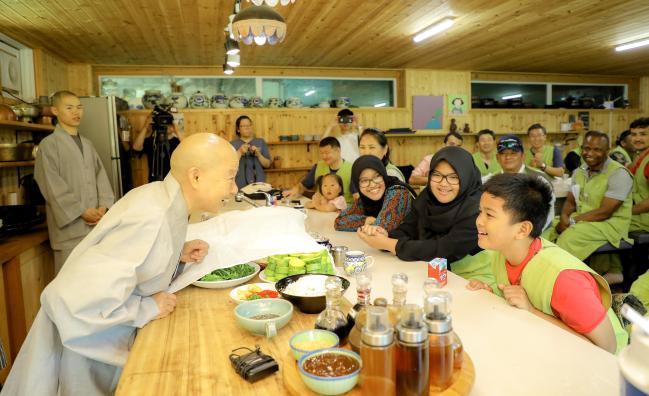 국방대학교 안보과정에 재학 중인 외국군 수탁생과 그 가족들이 전남 장성 백양사에서 템플스테이를 진행하며 사찰음식 만들기를 체험하고 있다.            국방대 제공