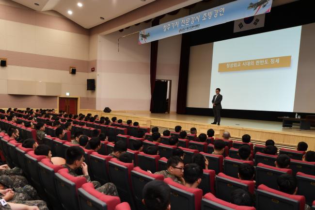 공군17전투비행단이 18일 기지 강당에서 실시한 초빙강연 중 아주대학교 통일연구원 정대진 박사가 한반도 국제정세에 대해 강연하고 있다.  사진 제공=이태희 중사