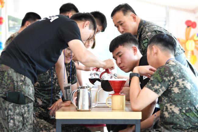 동아리장인 신우호 준위 지도 아래 핸드드립 실습 중인 ‘아미 바리스타’ 동아리 장병들.