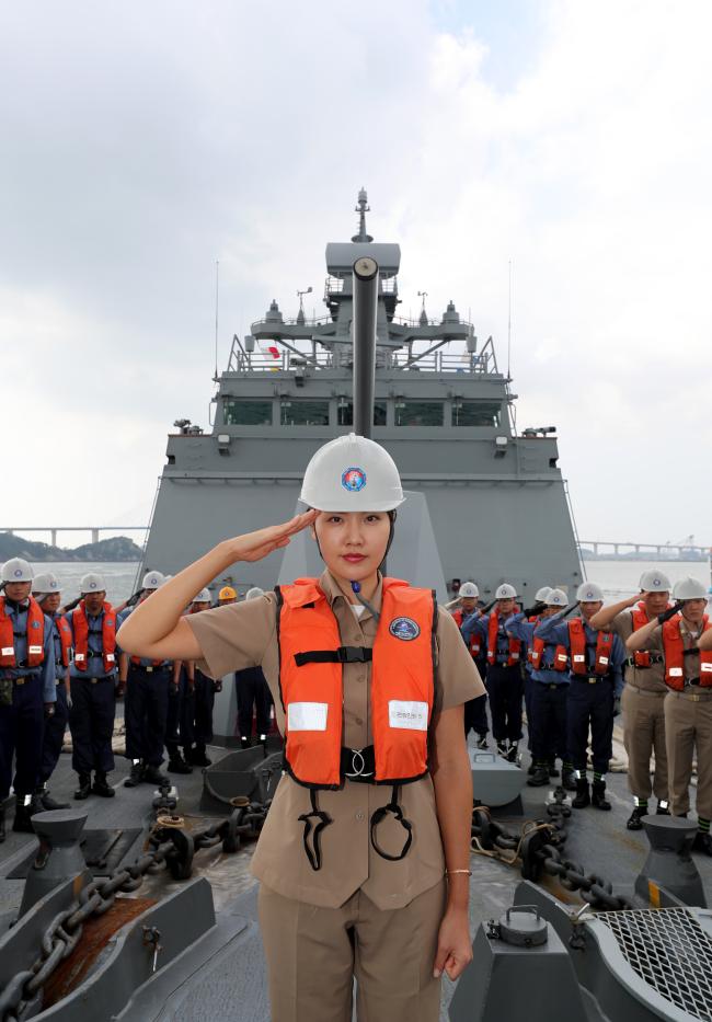 해군3함대 신형 호위함(FFG) 광주함 해상작전 훈련 체험에 나선 임미소 국방홍보원 홍보위원이 전남 목포 군항에 정박한 광주함 함수에서 정렬한 승조원들과 함께 경례하고 있다.