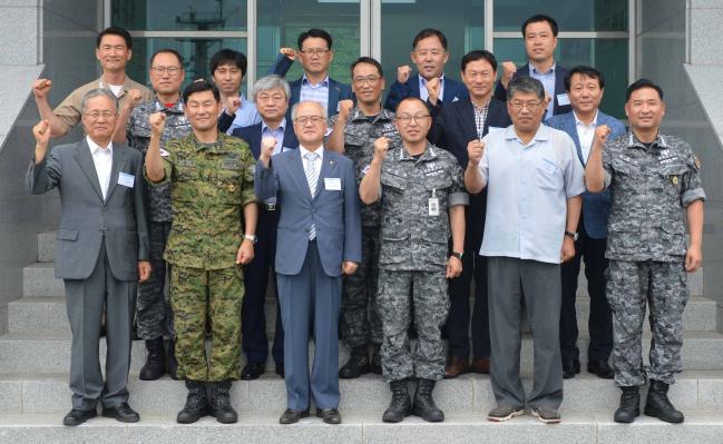 지난 26일 열린 해군 특수전전단 해난구조전대의 2019년 잠수·구조기술발전 자문위원회 전체회의 참석자들이 기념사진을 찍고 있다.  부대 제공