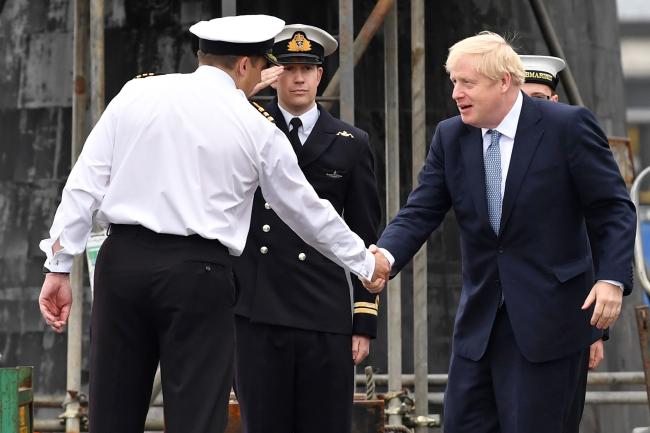보리스 존슨(오른쪽) 영국 신임 총리가 지난달 29일(현지시간) 스코틀랜드 파스레인 해군기지를 방문, 군 관계자들과 악수하고 있다. 존슨 총리는 이날 해군기지를 방문한 자리에서 “‘안전장치(backstop)’는 쓸모가 없다. EU 탈퇴협정도 폐기해야 한다”면서 유럽연합(EU)과 새 브렉시트(Brexit) 합의가 필요하다는 견해를 나타냈다. 연합뉴스