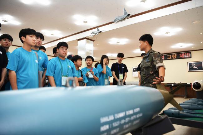 지난 9일 공군18전투비행단을 방문한 한국항공소년단 학생들이 항공탄약전시관을 관람하고 있다.  사진 제공=강혁수 이병